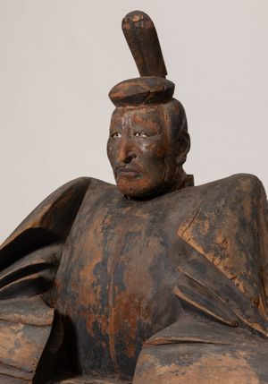 시나노 젠코지에 소장된 목조 미나모토노 요리토모 좌상. 일본에 현존하는 미나모토노 요리토모의 조각상 가운데 가장 오래된 것이다.