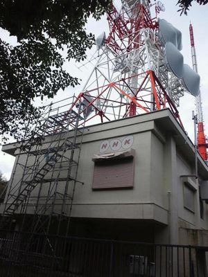 IBC 이와테 방송과 공용하는 디지털 텔레비전 송신소. 앞쪽이 NHK 아날로그 텔레비전·FM, 뒤쪽이 공용 디지털 텔레비전 송신탑