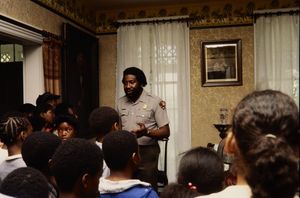 NPS 직원이 워싱턴 D.C.의 프레더릭 더글러스 국립사적지에서 학생들과 이야기하고 있다.