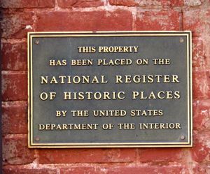 역사적 건물에 부착된 청동 NRHP 명판