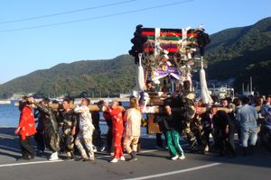 가을 축제 기간 중 미코시를 운반하는 사람들