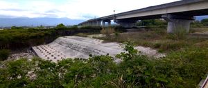 다이묘진가와(大明神川) 아래로 철로가 지나간다