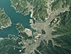 우와지마 시 중심부 주변 항공 사진.2019년 9월 19일 촬영한 10장을 합성하여 제작. 국토교통성 국토지리원 [https://mapps.gsi.go.jp/ 지도·항공사진 열람 서비스]의 항공 사진을 기반으로 제작