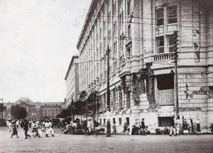 1923년 간토 대지진 이후의 마루노우치; 니혼 유센(NYK) 건물(전경), 마루노우치 빌딩(중경), 도쿄역(배경)