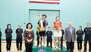 2011년 미국 오픈 시상대에서 트로피를 들고 있는 다이 쯔잉