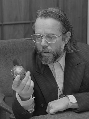 하비 콕스(Harvey Cox)가 1973년 허니웰 파편탄(fragmentation) 폭탄을 들고 있는 모습