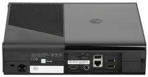 Xbox 360 S 및 E 모델에는 외부 전원 공급 장치가 필요 없도록 키넥트 전용 포트가 있다.