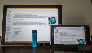 2014년 크로스오버 태블릿 기기 유형: 마이크로소프트 서피스 프로 3 랩렛과 소니 엑스페리아 Z 울트라 패블릿, 크기 비교를 위한 일반적인 파란색 라이터