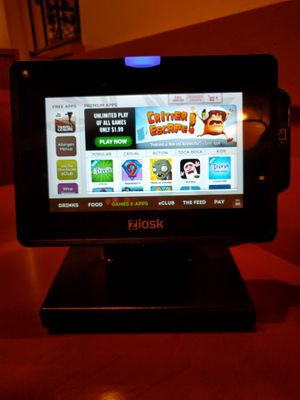 올리브 가든 레스토랑에서 Ziosk 테이블 주문 태블릿에서 게임을 하는 모습