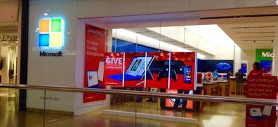 마이크로소프트 스토어 앞의 서피스 프로 3 홍보