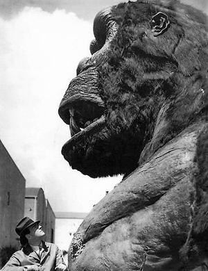 메리언 C. 쿠퍼가 자신의 창작물을 올려다본다.