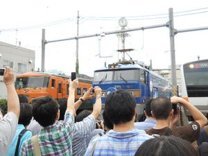 일본철도그룹(JR) 도쿄 열차 센터에서 열차 사진을 찍는 철도 동호인