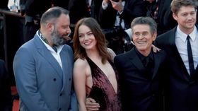 요르고스 란티모스, 엠마 스톤, 윌렘 데이포, 그리고 조 알윈이 Kinds of Kindness(2024) 홍보를 위해 칸 영화제에 참석한 모습