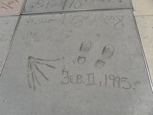 그로먼스 차이니스 극장에 있는 우피 골드버그의 서명