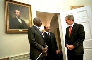 미국 대통령 조지 W. 부시가 2002년 백악관에서 케냐 대통령 대니얼 아랍 모이와 에티오피아 총리 멜레스 제나위를 환영하고 있다.