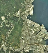 오타케시 중심부 주변 항공사진. 2016년 5월 2일 촬영한 4장을 합성하여 작성. 국토교통성 국토지리원 [https://mapps.gsi.go.jp/ 지도・항공사진 열람 서비스]의 항공사진을 기반으로 작성.