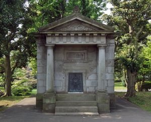 일본 수준원점 표고(庫). 육지측량부 시대에 건설되어 국토지리원에 계승. 현재에도 공적 기능을 가진 건축물.(중요문화재)