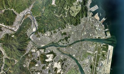 이와쿠니 시 중심부 주변 항공 사진(2008년 6월 13일 촬영). 국토교통성 국토지리원 제공 항공사진을 기반으로 작성.