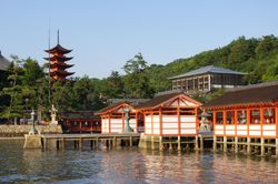 좌우문객신사(왼쪽), 좌악방(오른쪽), 배경은 오중탑