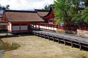 섭사 다이코쿠신사 본전과 긴 다리(오른쪽은 본사 본전)