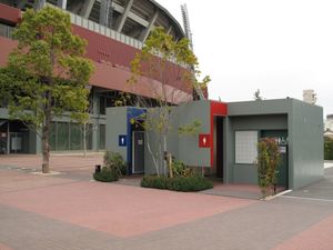 팬들의 요청에 따라 설치된 경기장 외부 화장실.