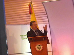 2006년 INNOVA 어워드 수상식에 참석한 우리베. 중소기업의 사업 혁신을 장려하기 위해 만들어진 상이다.