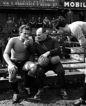 보니페르티(왼쪽)는 1954년 이탈리아 축구 국가대표팀 감독 라요슈 체이즐러와 사적으로 만났을 때 이탈리아 주장이었다.