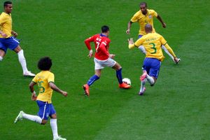 2015년 3월 브라질과의 친선 경기 중인 산체스