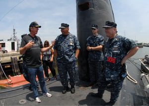 2010년, 앨런(왼쪽)과 미국 해군 관계자들