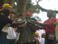 2009년 대통령 선거에서 유세 중인 이알라