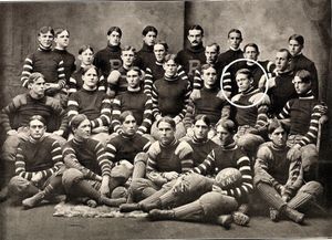 1900년 VMI 키데츠(Keydets) 미식축구팀. 마셜은 동그라미로 표시됨