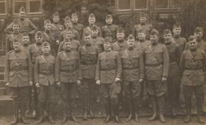 1918년 1월 17일 프랑스 곤드르쿠르에서 새로 임명된 제1사단 사단장 로버트 리 불라드 소장(사진 중앙, 오른쪽을 향하고 있음, 사진 왼쪽)과 그의 사단 참모들. 불라드의 오른쪽에는 제1사단 작전 참모차장 조지 C. 마셜 중령이 있다.