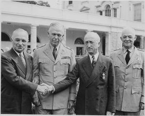 트루먼 대통령, 마셜, 국무장관 제임스 F. 번즈, 그리고 아놀드 장군, 백악관, 1945년 8월