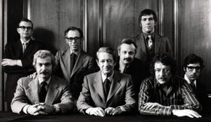 1970년 플레이보이 편집진. 뒷줄 왼쪽부터: 로비 매코리, 냇 레어먼, 리처드 M. 코프, 머레이 피셔, 아서 크레치머; 앞줄: 셸던 왁스, 오귀스트 콩트 스펙토르스키, 잭 케시