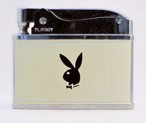 토끼 로고가 새겨진 플레이보이 라이터