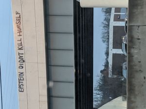 오하이오주 신시내티의 71번 주간 고속도로 고가도로에 있는 "엡스타인은 자살하지 않았다"라는 문구가 적힌 낙서