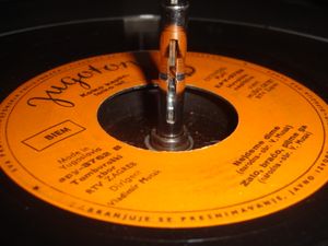 유고톤(Jugoton)은 유고슬라비아에서 가장 큰 음반사였다.