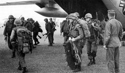 남베트남 다낭 공군 기지에 도착한 미국 해병대원 (1965년)