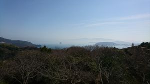 오카야마의 잇폰마쓰 전망대에서 바라본 세토 내해. 만엽집 제15권 3598번의 비석이 있다.