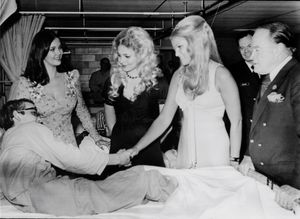 왼쪽부터: 1972년 미스 월드 USA 린다 카터, 프리실라 반스, 베티 조 그로브, 그리고 베데스다(메릴랜드주)에 있는 국립 해군 의료 센터에서 밥 호프와 함께