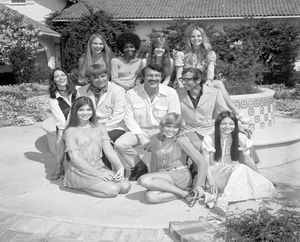 《모두가 아름다운 아가씨들》(Pretty Maids All in a Row) 출연진 (좌측부터): (앞줄) 준 페어차일드, 조이 뱅, 에이미 에클스; (중간줄) 조앤나 캐머런, 진 로든베리, 록 허드슨, 로저 바딤; (뒷줄) 마가렛 마르코프, 브렌다 사이크스, 다이앤 셰리, 그레첸 버렐