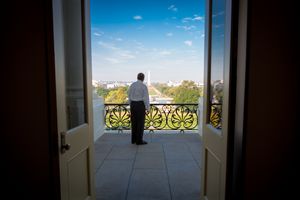 의장 베이너가 사무실을 떠나기 전 마지막으로 미국 국회의사당 의장 발코니에서 내셔널 몰을 바라보고 있다