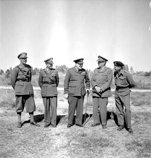 트리폴리에 방문한 윈스턴 처칠 총리와 군 지휘관들, 1943년. 이 그룹에는 올리버 리즈 경 중장, 해롤드 알렉산더 경 대장, 앨런 브룩 경 대장, 버나드 몽고메리 경 대장이 포함되어 있다.