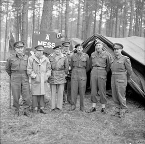 1945년 2월 베리터블 작전 당시의 시먼즈(가운데)와 해리 크레러, 몽고메리 등