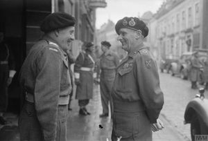 1944년 11월 25일 브레다에서 영국 육군 원수 버나드 몽고메리 경이 제1 폴란드 기갑사단 본부를 방문하여 스타니스와프 마체크 소장과 대화하고 있다.