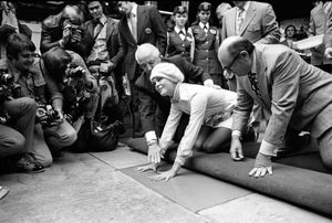 1972년 그로만스 차이니스 극장에서 손자국을 남기는 앨리 맥그로