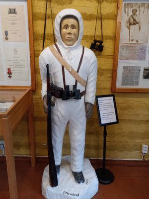 콜라아와 시모 해위해 박물관에 있는 시모 해위해의 목조상