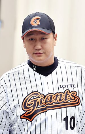 이대호는 KBO 리그 역사상 타자로서 두 번이나 트리플 크라운을 달성한 유일한 선수이다.