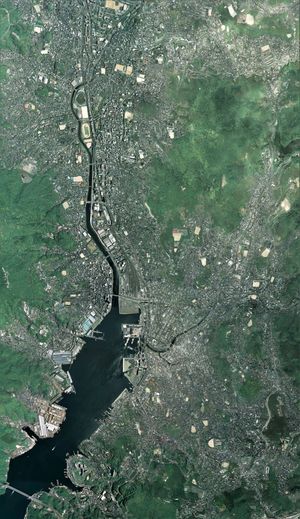 나가사키 시 중심부 주변 항공 사진. 2010년 5월 8일 촬영