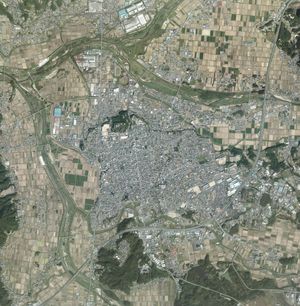 이가시 중심부 주변 항공사진. 2011년 10월 4일 촬영. 국토교통성 국토지리원 [https://mapps.gsi.go.jp/ 지도・항공사진 열람 서비스]의 항공사진을 바탕으로 작성